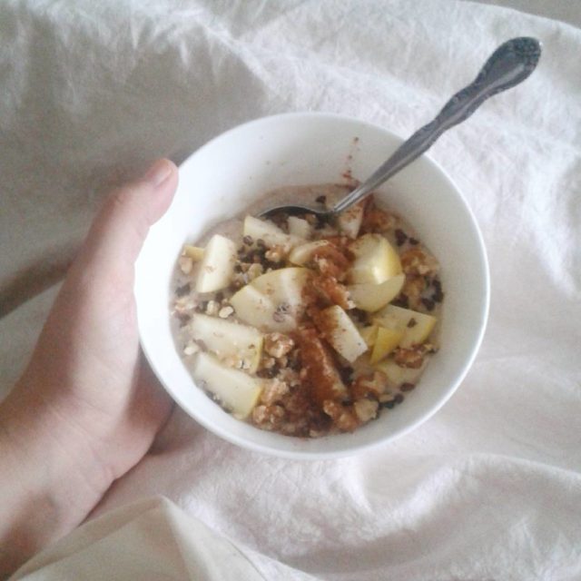 Mein derzeitiges Lieblingsfrhstck Porridge mit pfeln Walnssen und Zimt Ohhellip Mein derzeitiges Lieblingsfrhstck Porridge mit pfeln Walnssen und Zimt Ohhellip